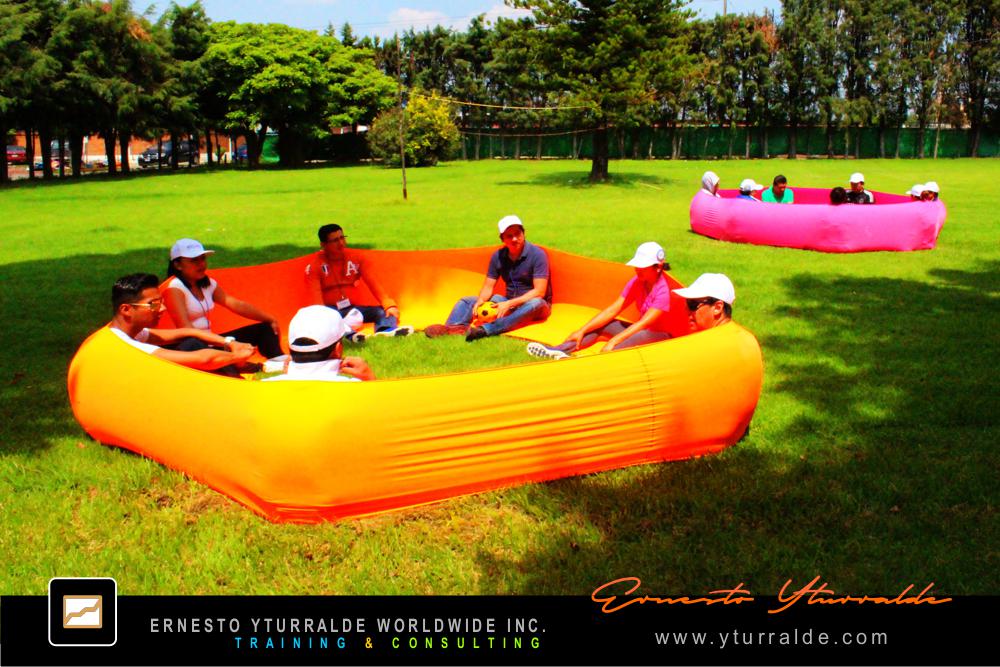 Actividad de team building con debriefing en aprendizaje experiencial